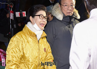 [포토] 황교안 단식천막 찾은 박근령 전 육영재단 이사장