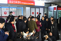 [포토] 황교안 대표 응급실 이송, 병원 앞에 지키는 당직자들