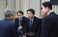 [포토] 국회 운영위 전체회의, 대화하는 '유인태-이인영'