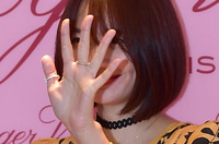 [포토] 신민아, 손인사에 얼굴 가려지는 얼굴크기