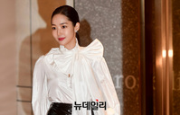 [포토] 눈부시게 등장하는 박민영