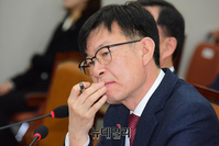 [포토] 국회 운영위 출석한 김상조 청와대 정책실장