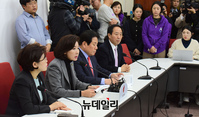 [포토] 긴급회견 갖는 나경원 "문희상 의장은 본회의 개의하라"