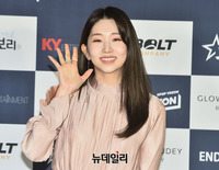 [포토] 케이시, 남심 저격하는 손인사