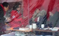 [포토] 단식 3일차 맞은 정미경-신보라 최고, 나경원-심재철 위로 방문