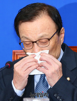 [포토] 얼굴 만지는 이해찬 더불어민주당 대표