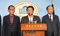 [포토] 자유한국당 당직자 35명 전원 사표 제출