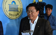 [포토] 회견장 떠나는 박맹우 자유한국당 사무총장