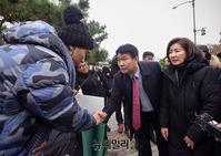 [포토] 7일째 단식 중인 김현진 청년화랑 대표 위로방문한 나경원-정용기