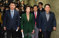 [포토] 의원총회 참석하는 나경원 한국당 원내대표