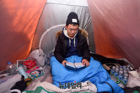 [포토] 통일부 장관 사퇴 촉구하며 단식 이어가는 탈북청년 주일룡