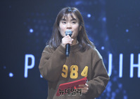 [포토] 워너원 출신 박지훈 쇼케이스 사회 맡은 박지선