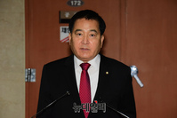 [포토] 기자들의 질문에 답하는 심재철 의원