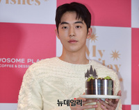 [포토] 크리스마스 케이크 선보이는 남주혁