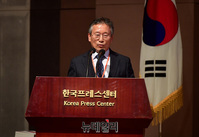 [포토] '광고지성총서' 출판한 김진환 학지사 대표