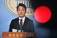 [포토] 청와대 비판 논평하는 박용찬 한국당 대변인