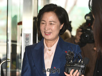 [포토] 첫 출근하는 추미애 법무부 장관 후보자