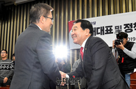 [포토] 축하인사 받는 심재철 자유한국당 신임 원내대표