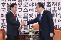 [포토] 文 의장 만난 심재철 한국당 신임 원내대표