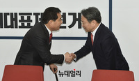 [포토] 심재철 신임 원내대표 예방한 강기정 정무수석