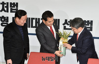 [포토] 文 축하난 전달 받는 '심재철-김재원'