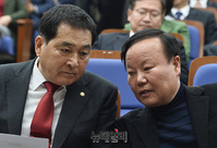 [포토] 취임 후 첫 한국당 의총, 대화하는 '심재철-김재원'