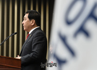 [포토] 한국당 의총... 발언하는 심재철 신임 원내대표