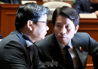 [포토] 대화나누는 '이인영-전해철'