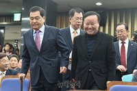 [포토] 의총 입장하는 한국당 지도부