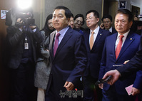 [포토] 국회의장실 향하는 심재철 한국당 원내대표