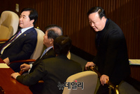 [포토] 국회 본회의, 이인영 찾은 김재원 