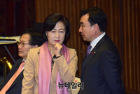 [포토] 의원들과 대화 나누는 추미애 법무부 장관 내정자