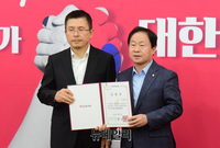 [포토] 임명장 받는 주광덕 한국당 의원