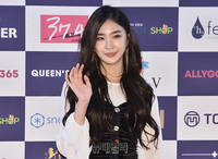 [포토] 나현, 남심 녹이는 손인사