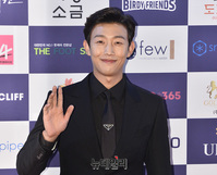 [포토] 강기영, 훈훈한 손 인사