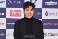 [포토] 올블랙 수트 입은 이종혁