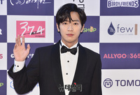 [포토] 이상엽, 댄디한 인사