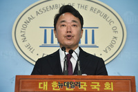 [포토] 예산안 강행처리 논평하는 박용찬 한국당 대변인