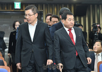 [포토] 의원총회 입장하는 '황교안-심재철'