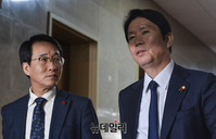 [포토] 3당 원내대표 회동에 입장하는 이인영