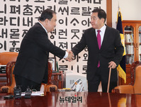 [포토] 손 잡은 '문희상-심재철'