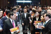 [포토] 한국당 의원총회 입장하는 황교안