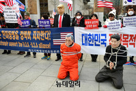 [포토] 美대사 참수 경연대회에 맞불… 김정은 체포 퍼포먼스