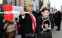 [포토] 국본 퍼포먼스, 트럼프에 체포된 김정은