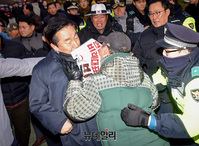 [포토] 시민들에 항의 받는 김성태 한국당 의원