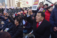 [포토] 손 피켓 든 심재철 한국당 원내대표