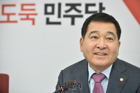[포토] 기자간담회 갖는 심재철 한국당 원내대표