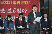 [포토] 국회 로텐더홀서 열린 한국당 최고위, 발언하는 황교안