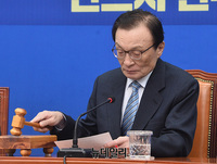 [포토] 의사진행하는 이해찬 민주당 대표