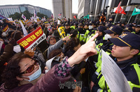 [포토] '공수처법 반대' 외치며 국회 진입 시도하는 시민들